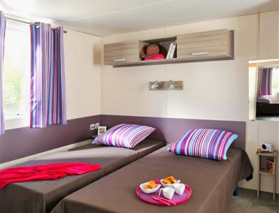 chambre lits simples Cottage Life 4/5 personnes - 32m² Camping La Roseraie  accessibilité pmr confort espace  