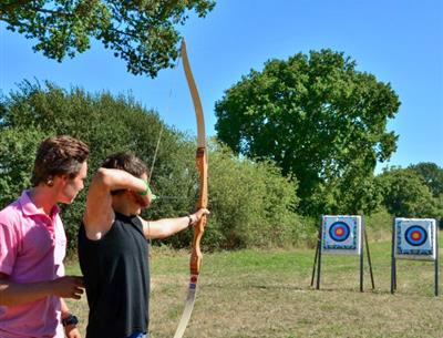 cours de tir à l'arc animations animateur sport physique groupe initiation découverte Loire Atlantique Camping La Roseraie La Baule 44 presqu'ile 
