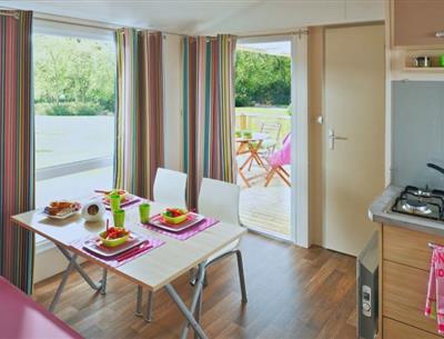 salon Cottage Pacifique 4/5 personnes - 27m²  Camping La Roseraie La Baule confort famille terrasse couverte espace découverte repos 2 chambres presqu'ile Loire Atlantique 