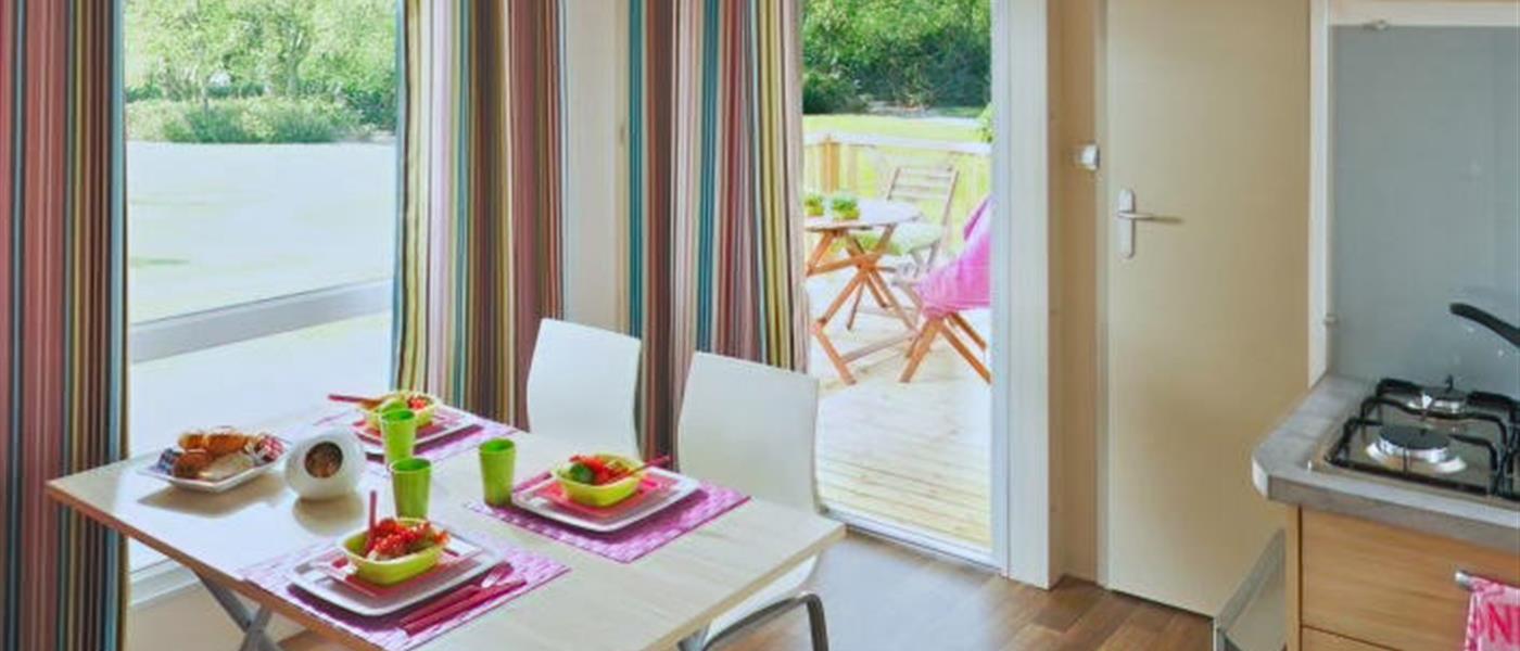 salon Cottage Pacifique 4/5 personnes - 27m²  Camping La Roseraie La Baule confort famille terrasse couverte espace découverte repos 2 chambres presqu'ile Loire Atlantique  - Camping La Roseraie