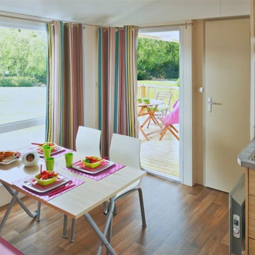 salon Cottage Pacifique 4/5 personnes - 27m²  Camping La Roseraie La Baule confort famille terrasse couverte espace découverte repos 2 chambres presqu'ile Loire Atlantique  - Camping La Roseraie