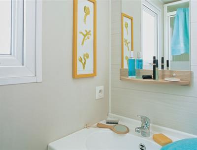 salle de bain Cottage Pacifique 4/5 personnes - 27m²  Camping La Roseraie La Baule confort famille terrasse couverte espace découverte repos 2 chambres presqu'ile Loire Atlantique 