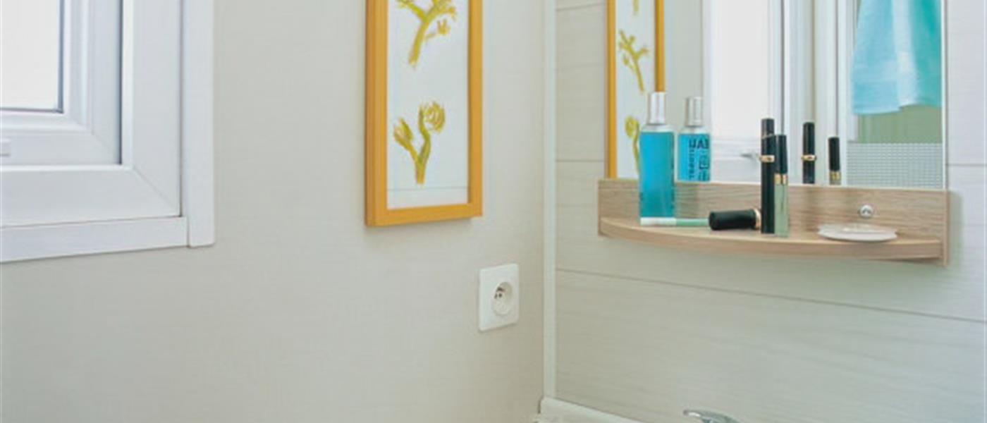 salle de bain Cottage Pacifique 4/5 personnes - 27m²  Camping La Roseraie La Baule confort famille terrasse couverte espace découverte repos 2 chambres presqu'ile Loire Atlantique  - Camping La Roseraie