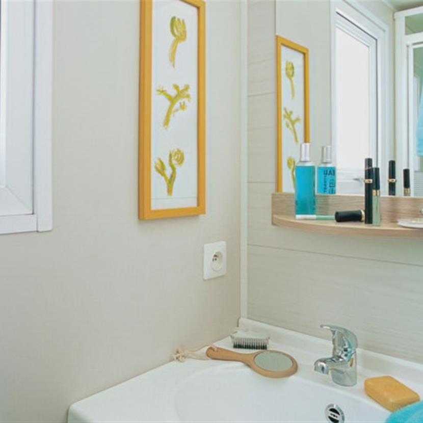salle de bain Cottage Pacifique 4/5 personnes - 27m²  Camping La Roseraie La Baule confort famille terrasse couverte espace découverte repos 2 chambres presqu'ile Loire Atlantique  - Camping La Roseraie