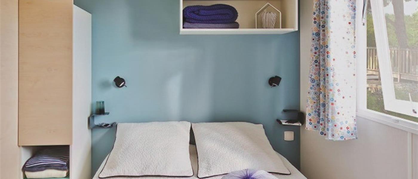 Cottage Pacifique - Chambre parentale - Camping La Roseraie **** La Baule confort famille terrasse couverte espace découverte repos 2 chambres presqu'ile Loire Atlantique  - Camping La Roseraie