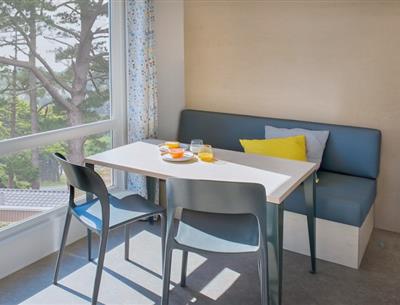 Coin repas - Chambre parentale - Camping La Roseraie **** La Baule confort famille terrasse couverte espace découverte repos 2 chambres presqu'ile Loire Atlantique 