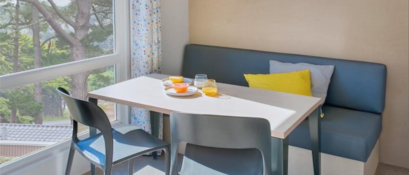 Coin repas - Chambre parentale - Camping La Roseraie **** La Baule confort famille terrasse couverte espace découverte repos 2 chambres presqu'ile Loire Atlantique  - Camping La Roseraie