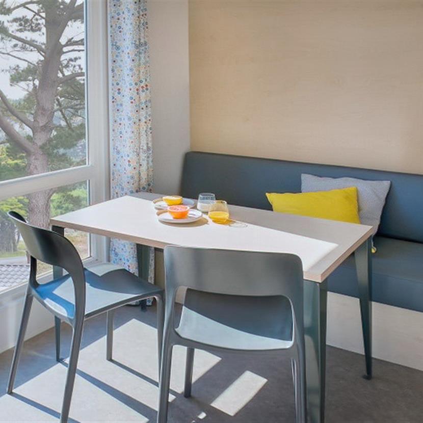 Coin repas - Chambre parentale - Camping La Roseraie **** La Baule confort famille terrasse couverte espace découverte repos 2 chambres presqu'ile Loire Atlantique  - Camping La Roseraie