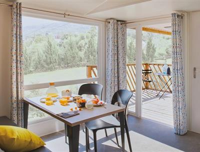 Cottage Pacifique - Coin repas - Camping La Roseraie **** La Baule confort famille terrasse couverte espace découverte repos 2 chambres presqu'ile Loire Atlantique 