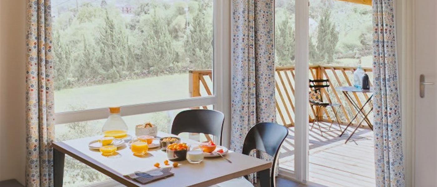 Cottage Pacifique - Coin repas - Camping La Roseraie **** La Baule confort famille terrasse couverte espace découverte repos 2 chambres presqu'ile Loire Atlantique  - Camping La Roseraie