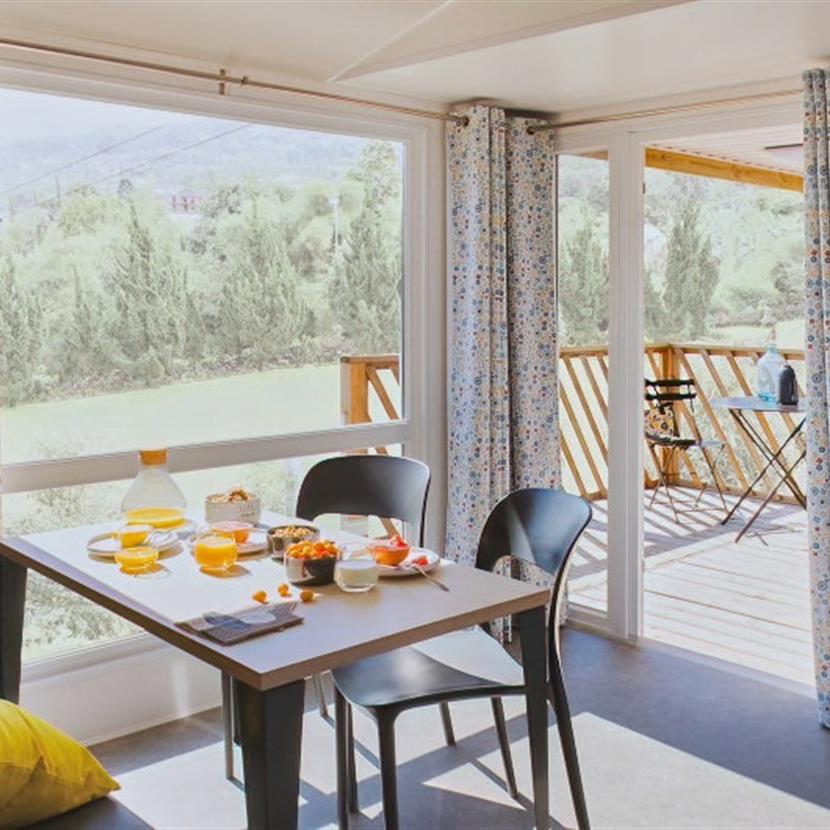 Cottage Pacifique - Coin repas - Camping La Roseraie **** La Baule confort famille terrasse couverte espace découverte repos 2 chambres presqu'ile Loire Atlantique  - Camping La Roseraie