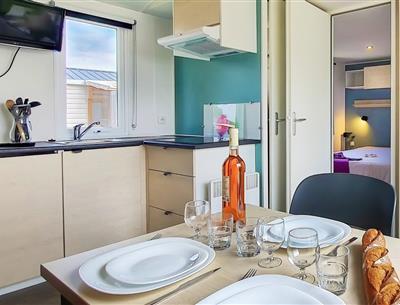 Cottage Pacifique - Cuisine - Camping La Roseraie **** La Baule confort famille terrasse couverte espace découverte repos 2 chambres presqu'ile Loire  Atlantique 