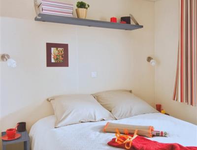 chambre avec lit double du cottage duo, camping la roseraie confort couple repos découverte escapade romantique presqu'ile Loire Atlantique  
