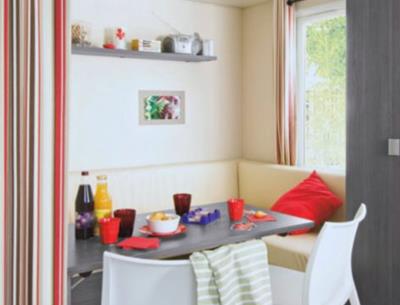 salle a manger du cottage duo du camping la roseraie confort couple repos découverte escapade romantique presqu'ile Loire Atlantique