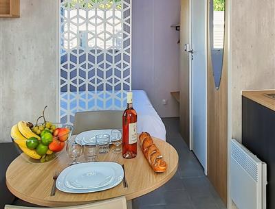 Salon ouvert sur chambre - Cottage Duo - Camping La Roseraie **** La Baule confort couple repos découverte escapade romantique presqu'ile Loire Atlantique