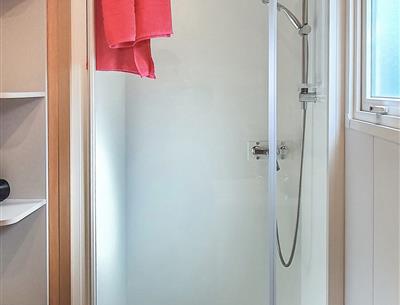 Salle de bain avec WC - Cottage Duo - Camping La Roseraie **** La Baule confort couple repos découverte escapade romantique presqu'ile Loire Atlantique 