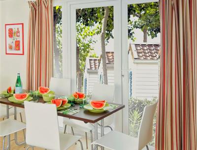 Cuisine - Mobil-home family 6 personnes Camping La Roseraie La Baule mobil-home confort vacances découverte repos escapade famille enfants 6 personnes