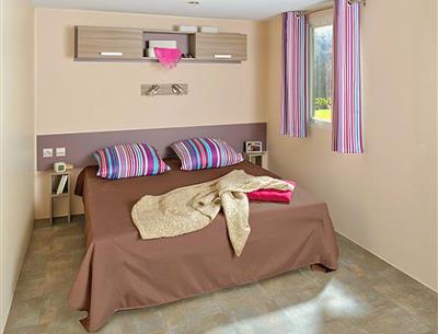Chambre avec lit double - Mobil-home family 6 personnes Camping La Roseraie La Baule mobil-home confort vacances découverte repos escapade famille enfants 6 personnes