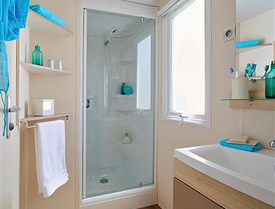 salle de bain - Mobil-home family 6 personnes Camping La Roseraie La Baule mobil-home confort vacances découverte repos escapade famille enfants 6 personnes