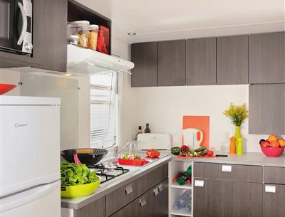cuisine Cottage Louisiane 4/5 personnes - 31m² Camping La Roseraie La Baule  espace confort famille équipé terrasse semi couverte presqu'ile Loire Atlantique 