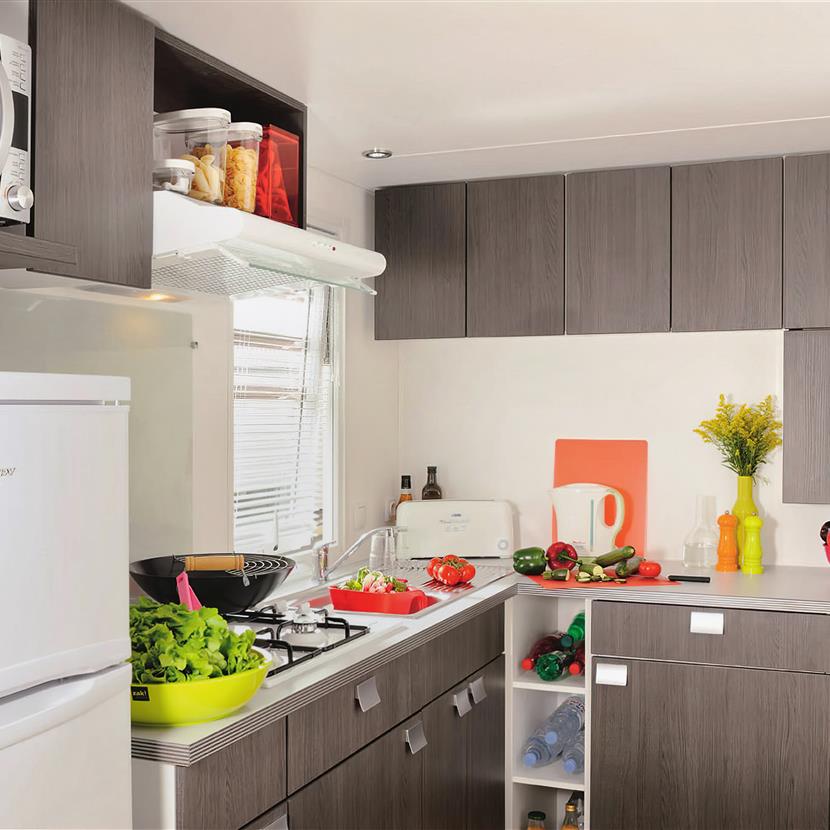 cuisine Cottage Louisiane 4/5 personnes - 31m² Camping La Roseraie La Baule  espace confort famille équipé terrasse semi couverte presqu'ile Loire Atlantique  - Camping La Roseraie