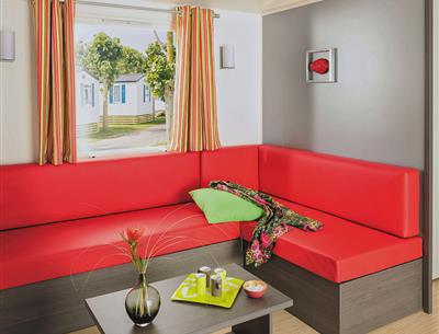 salon Cottage Louisiane 4/5 personnes - 31m² Camping La Roseraie La Baule espace confort famille équipé terrasse semi couverte presqu'ile Loire Atlantique 
