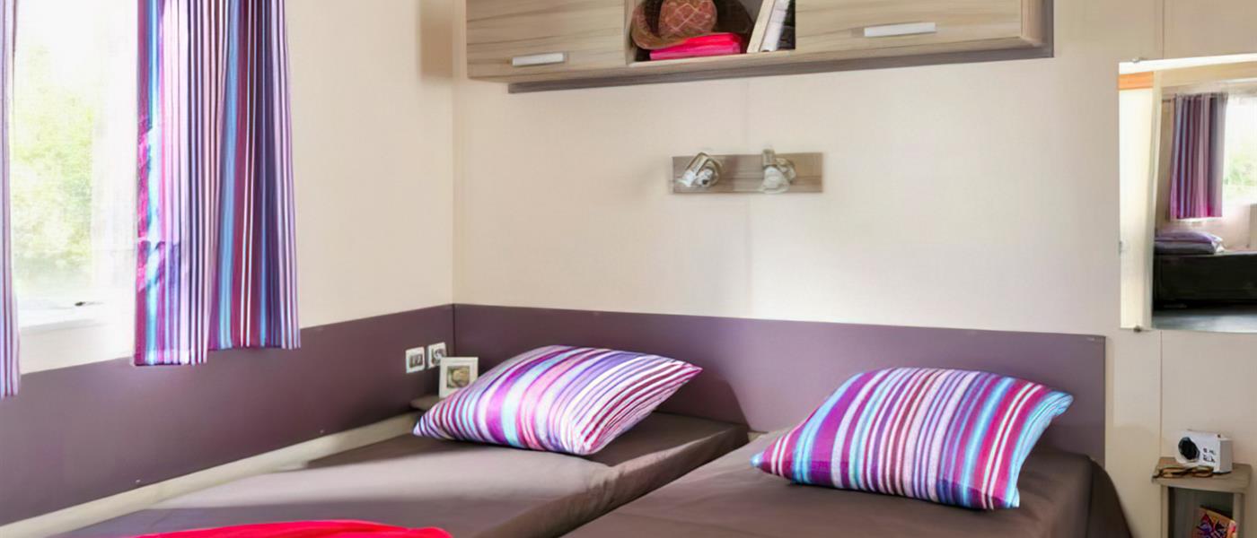 chambre lits simples Cottage Life 4/5 personnes - 32m² Camping La Roseraie  accessibilité pmr confort espace   - Camping La Roseraie