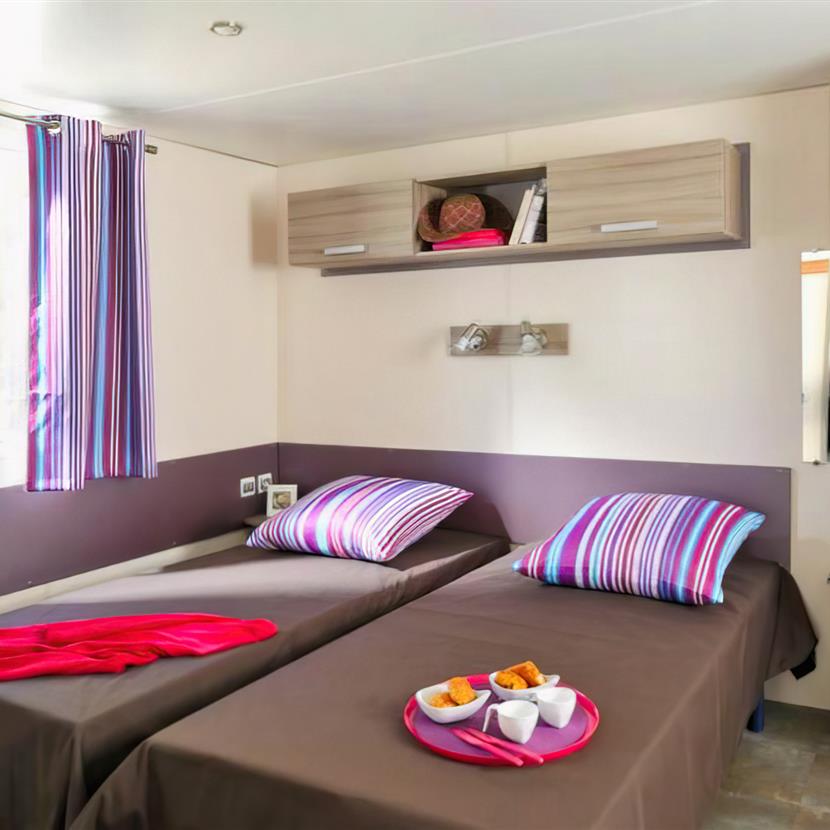 chambre lits simples Cottage Life 4/5 personnes - 32m² Camping La Roseraie  accessibilité pmr confort espace   - Camping La Roseraie