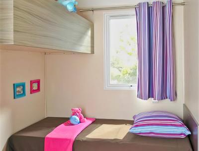 chambre Cottage Life 4/5 personnes - 32m² Camping La Roseraie  accessibilité pmr confort espace  