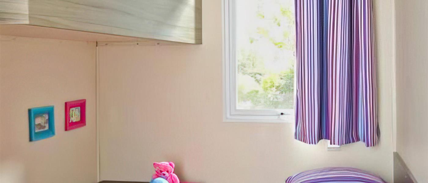chambre Cottage Life 4/5 personnes - 32m² Camping La Roseraie  accessibilité pmr confort espace   - Camping La Roseraie