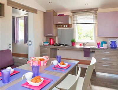 vue d'ensemble Cottage Life 4/5 personnes - 32m² Camping La Roseraie accessibilité pmr confort espace  