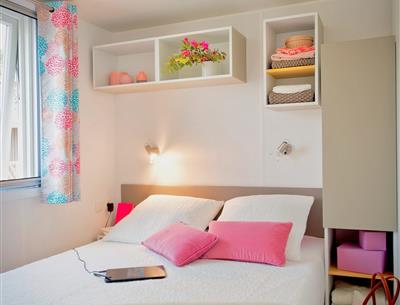 chambre avec lit double Cottage Quatro Luxe 8 personnes - 39m² - Camping La Roseraie La Baule 44  grand espace 4 chambres famille confort découverte vacances repos presqu'ile Loire Atlantique grande capacité