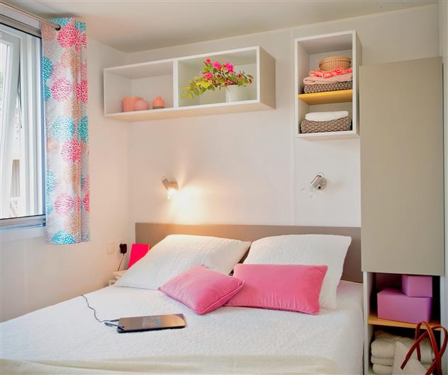 chambre avec lit double Cottage Quatro Luxe 8 personnes - 39m² - Camping La Roseraie La Baule 44