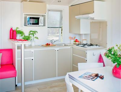 cuisine Cottage Quatro Luxe 8 personnes - 39m² - Camping La Roseraie La Baule 44  grand espace 4 chambres famille confort découverte vacances repos presqu'ile Loire Atlantique grande capacité