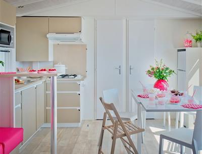 cuisine Cottage Quatro Luxe 8 personnes - 39m² - Camping La Roseraie La Baule 44  grand espace 4 chambres famille confort découverte vacances repos presqu'ile Loire Atlantique grande capacité 