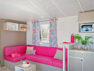 salon Cottage Quatro Luxe 8 personnes - 39m² - Camping La Roseraie La Baule 44  grand espace 4 chambres famille confort découverte vacances repos presqu'ile Loire Atlantique grande capacité