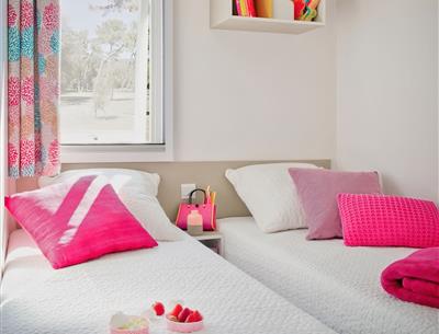 chambre avec lits simples Cottage Quatro Luxe 8 personnes - 39m² - Camping La Roseraie La Baule 44  grand espace 4 chambres famille confort découverte vacances repos presqu'ile Loire Atlantique grande capacité