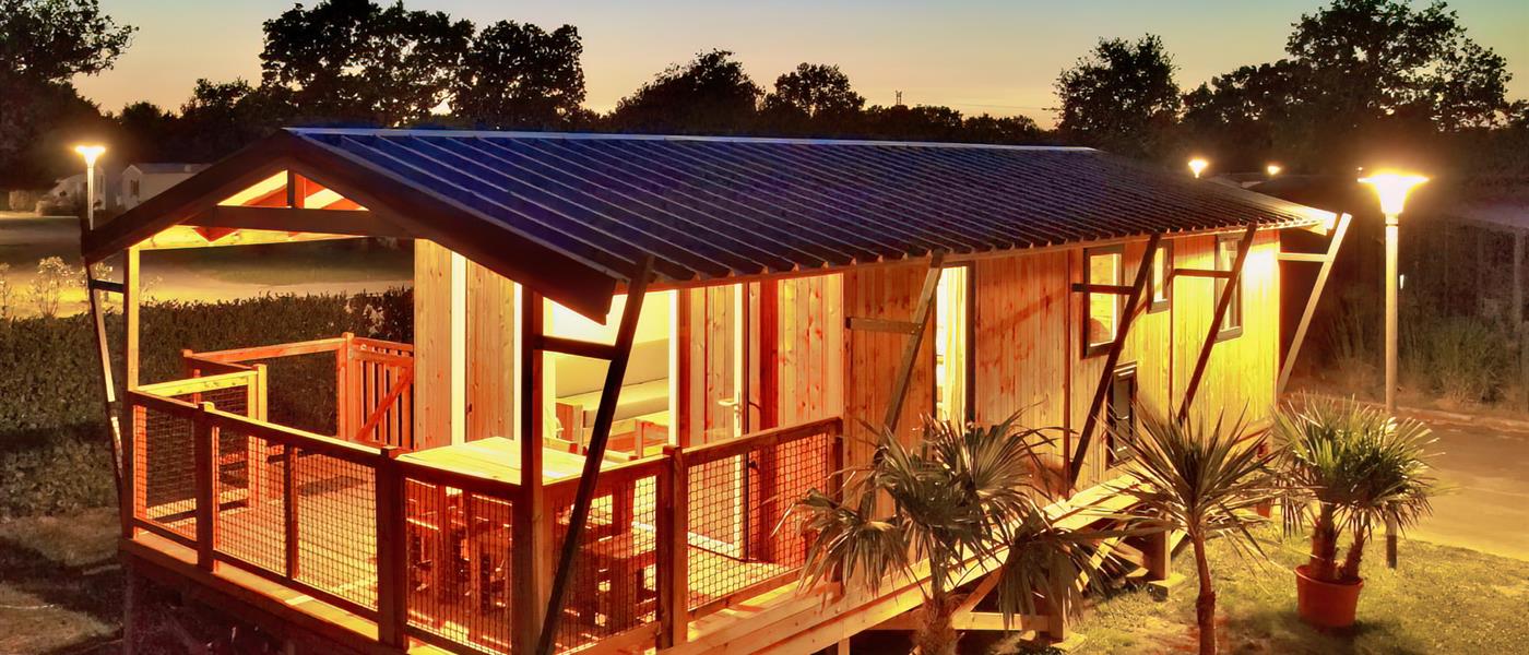 Cabane Lodge sur pilotis Camping 4* La Roseraie La Baule - www.laroseraie.com - 44 Loire Atlantique camping insolite presqu'ile  - Camping La Roseraie