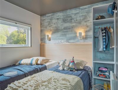 2 lits simples en Mobil home TAOS - Camping La Roseraie luxe ultra confort espace deux salles de bain terrasse semi-couverte équipement moderne presqu'ile Loire Atlantique