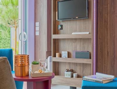 Séjour du Mobil home Taos - Camping La Roseraie luxe ultra confort espace deux salles de bain terrasse semi-couverte équipement moderne presqu'ile Loire Atlantique