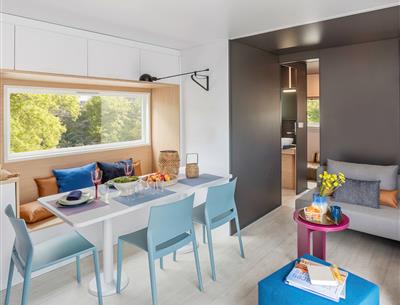 Séjour du mobil home TAOS - Camping La Roseraie luxe ultra confort espace deux salles de bain terrasse semi-couverte équipement moderne presqu'ile Loire Atlantique