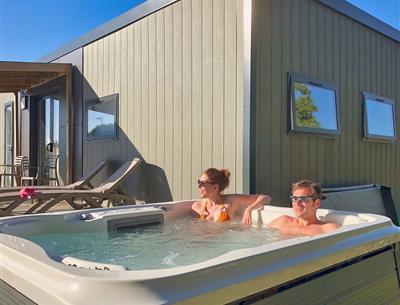 Cottage TAOS avec SPA privatif 5 personnes - 40m² - Camping Airotel 4* La Roseraie La Baule luxe ultra confort espace deux salles de bain terrasse semi-couverte équipement moderne presqu'ile Loire Atlantique