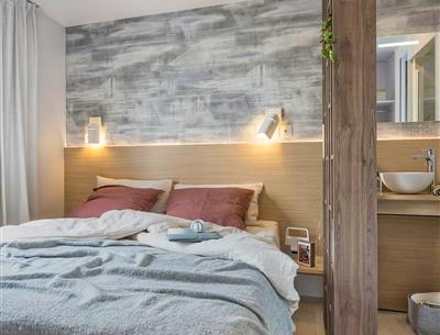 Cottage TAOS avec SPA privatif 5 personnes - 40m² - Camping Airotel 4* La Roseraie La Baule luxe ultra confort espace deux salles de bain terrasse semi-couverte équipement moderne presqu'ile Loire Atlantique
