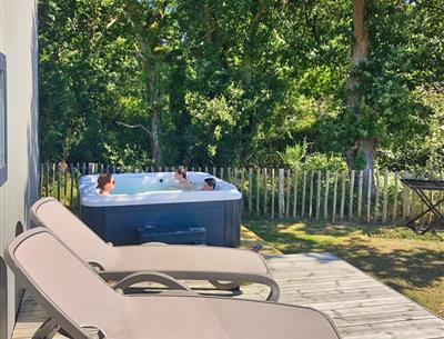 Cottage TAOS avec SPA privatif 5 personnes - 40m² - Camping Airotel 4* La Roseraie La Baule luxe ultra confort espace deux salles de bain terrasse semi-couverte équipement moderne presqu'ile Loire Atlantique