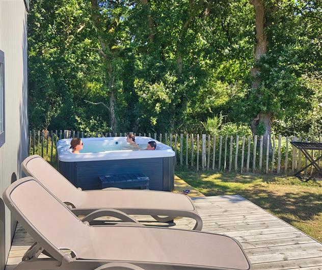 Cottage TAOS avec SPA privatif 5 personnes - 40m² - Camping Airotel 4* La Roseraie La Baule luxe ultra confort espace deux salles de bain terrasse semi-couverte équipement moderne presqu'ile Loire Atlantique