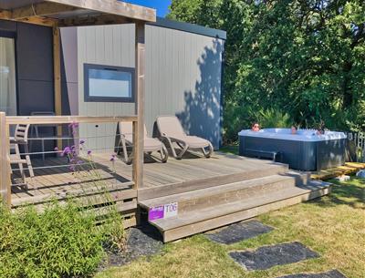 Cottage TAOS avec SPA privatif 5 personnes - 40m² - Camping Airotel 4* La Roseraie La Baule luxe ultra confort espace deux salles de bain terrasse semi-couverte équipement moderne presqu'ile Loire Atlantique