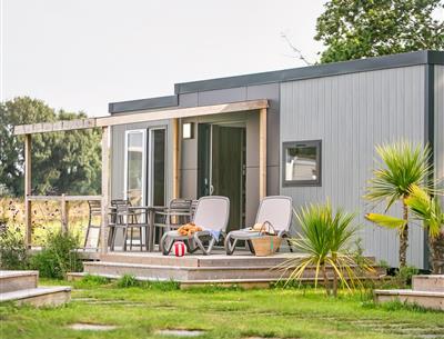 Cottage TAOS avec SPA privatif 5 personnes - 40m² - Camping Airotel 4* La Roseraie La Baule luxe ultra confort espace deux salles de bain terrasse semi-couverte équipement moderne presqu'ile Loire Atlantique