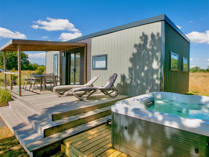 Cottage TAOS avec SPA privatif 5 personnes - 40m² - Camping Airotel 4* La Roseraie La Baule luxe ultra confort espace deux salles de bain terrasse semi-couverte équipement moderne presqu'ile Loire Atlantique