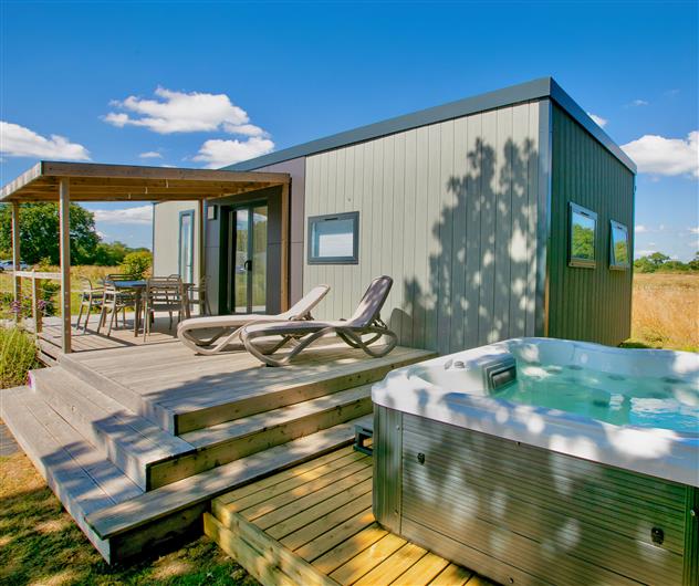 Cottage TAOS avec SPA privatif 5 personnes - 40m² - Camping Airotel 4* La Roseraie La Baule luxe ultra confort espace deux salles de bain terrasse semi-couverte équipement moderne presqu'ile Loire Atlantique
