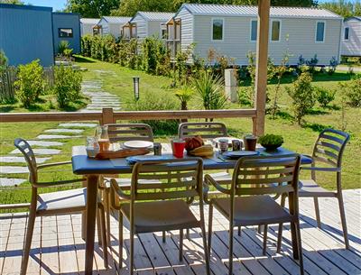 Cottage TAOS avec SPA privatif 5 personnes - 40m² - Camping Airotel 4* La Roseraie La Baule luxe ultra confort espace deux salles de bain terrasse semi-couverte équipement moderne presqu'ile Loire Atlantique